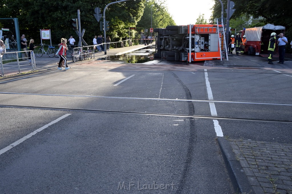 TLF 4 umgestuerzt Koeln Bocklemuend Ollenhauer Ring Militaerringstr P040.JPG - Miklos Laubert